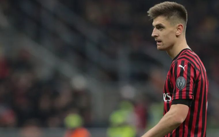 Krzysztof Piątek in AC Milan colours during a Serie A match.